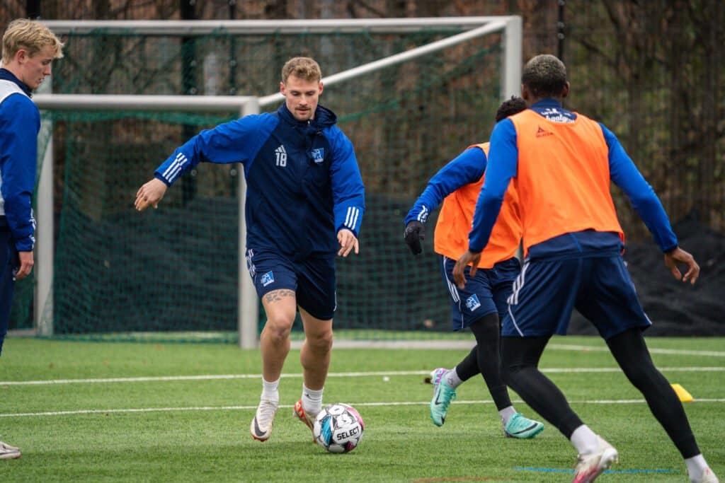 Tilbage På Træningsbanen I Danmark Lyngby Boldklub 